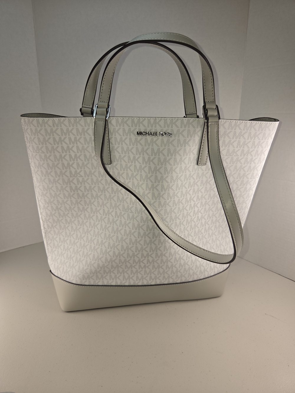 Michael Kors Kelli Large Two-Tone Tote Bag. NWOT. Aluminum/White. Rare!!
